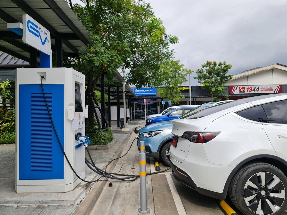 Electric vehicle charging station